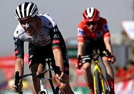 Almeida doblega el Angliru sin quebrar a Vingegaard