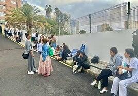 Una noche de cola por una plaza de FP: «Vuelva usted el martes»