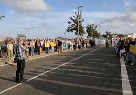 La Pardilla vuelve a protestar este lunes por el cierre de la entrada y salida a la GC-1