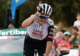 El viento no deja despegarse a Almeida y Vingegaard