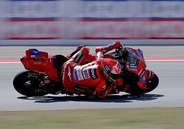 Un error de Álex regala la victoria al sprint a Marc Márquez