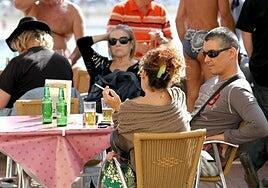 La patronal hotelera de Las Palmas rechaza la prohibición de fumar en terrazas de la nueva ley antitabaco