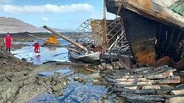 El atunero encallado en Lanzarote provoca el cierre de varias playas