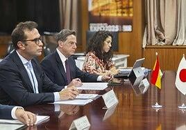 Cuerpo sorprende en Tokio: el ministro habla en japonés a los empresarios