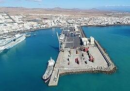 El nuevo firme del muelle comercial de Puerto del Rosario deberá estar en un mes