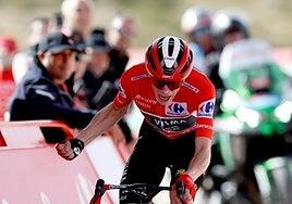 Golpe final a La Vuelta de Vingegaard: se lleva la etapa y pica más segundos a Almeida
