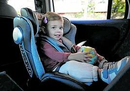 Con silla, y sin mochila o abrigo: así deben viajar los niños en el coche
