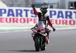 Marco Bezzecchi gana el sprint de Misano tras la caída de Marc Márquez