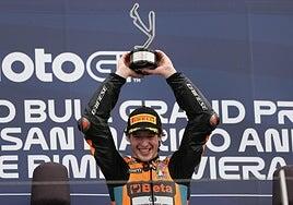 Celestino Vietti es profeta en Misano y Dani Holgado resiste en el podio