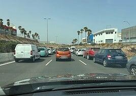 Colas kilómetricas en la GC-1 tras el choque de un motorista y un vehículo en plena hora punta