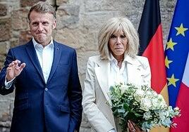 Macron presentará fotos de Brigitte embarazada para demostrar que es mujer