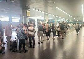 Las colas para coger la guagua se repiten en la segunda jornada de huelga en el transporte interurbano