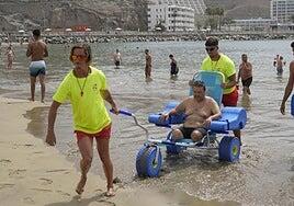 La playa de Puerto Rico, con una nueva silla adaptada para personas con movilidad reducida