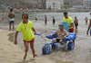 La playa de Puerto Rico, con una nueva silla adaptada para personas con movilidad reducida