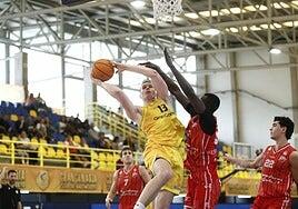 Ya es oficial: el canterano amarillo Fynn Schott, cedido al Hestia Menorca