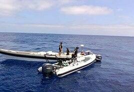 Muere el ocupante de una narcolancha tras colisionar con una embarcación de la Guardia Civil en Algeciras