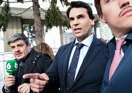 La jueza sienta en el banquillo al novio de Ayuso acusado de cinco delitos