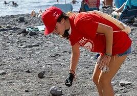 Armas Trasmediterránea y Oceánidas retiran más de una tonelada de residuos en playas de Canarias y Andalucía