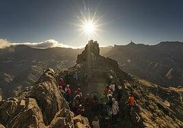 El sol y el almogarén del Bentayga reciben de nuevo al otoño