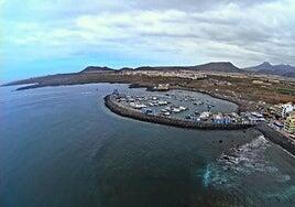 Rescatado un hombre de 76 años tras caerse en una zona de rocas del litoral de Arona