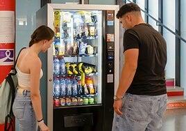 Plátano de Canarias se estrena en las máquinas de vending de centros educativos de Valencia y Castellón