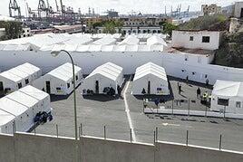El Estado oferta 70 plazas para asilados y las islas denuncian «lentitud» y las condiciones del Canarias 50