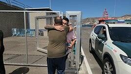 La espera de los familiares de Layonel Ramírez en el muelle de Arguineguín