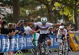 Paula Ostiz sigue haciendo historia y conquista el título continental en la prueba en línea júnior