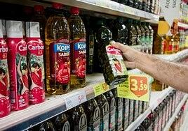 El aceite de oliva resiste el pulso de los aranceles de Trump por su desplome de precios