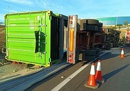 Accidente en la TF-2: un hombre herido al volcar su camión en Santa Cruz de Tenerife