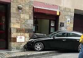 Un coche se empotra contra la fachada de una peluquería en la calle Pelayo de Las Palmas de Gran Canaria