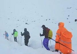 Cientos de turistas atrapados en el Everest por una tormenta de nieve