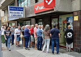 Madrugón y colas para nada: «Los viajes del Imserso son una lotería y no se consigue nada»