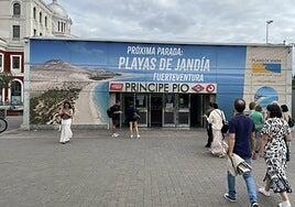Las playas de Jandía viajan en metro, guagua y 50 taxis de Madrid