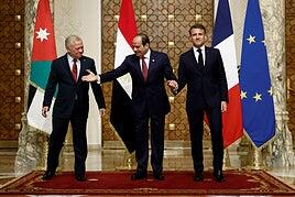 Macron inicia la cumbre franco-árabe en París en medio de la vorágine política
