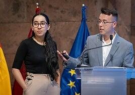 Afinar con la edad de los migrantes: el reto de un médico canario y una informática marroquí