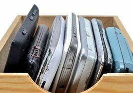 ¿Tienes móviles antiguos en casa? Por qué deberías revisarlos (y qué puedes hacer con ellos)