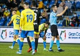 La UD Las Palmas, contra todos en Granada