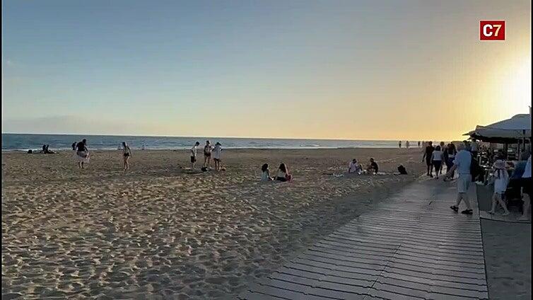 El centro comercial Oasis despliega sus terrazas sobre la arena de Maspalomas