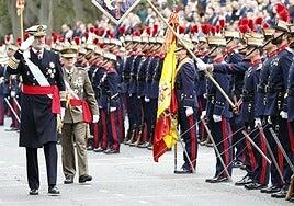 Las nubes limitan el paso aéreo de un desfile militar del 12-O con pitidos aislados a Sánchez