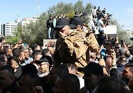 Comienzan a volver a casa casi dos mil presos palestinos, recibidos entre vítores por una multitud