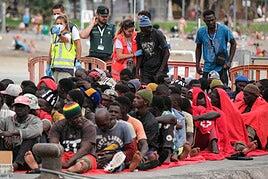 Llega a Los Cristianos un cayuco con 206 migrantes tras ocho días de travesía desde Gambia