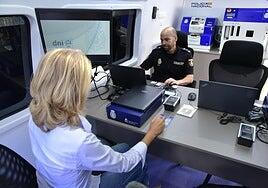 La Policía Nacional incorpora tres unidades móviles para tramitar el DNI y el pasaporte