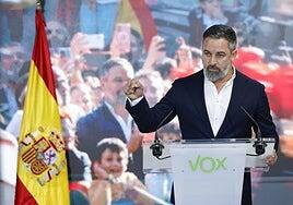 Abascal acusa a Sánchez de «secuestrar la Corona» para «utilizarla contra España»