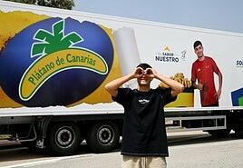 Cientos de kilómetros en el césped y miles por carretera: Pedri renueva con Plátano de Canarias y rueda por toda España