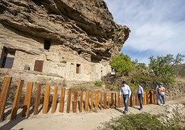 El Cabildo mejora los accesos, el frente de cuevas y el entorno de Risco Caído