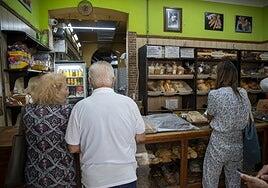 La histórica panadería Miguel Díaz, al borde del cierre por falta de licencia