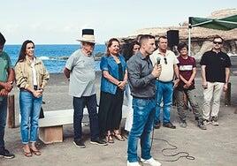 Cinco escultores a pie de playa en Ajuy