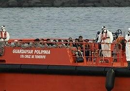 Desaparecidos varios migrantes que se lanzaron al mar cuando iban a ser rescatados de una patera cerca de Lanzarote