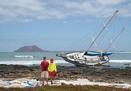Fuera con los barcos abandonados en tres puertos de Fuerteventura